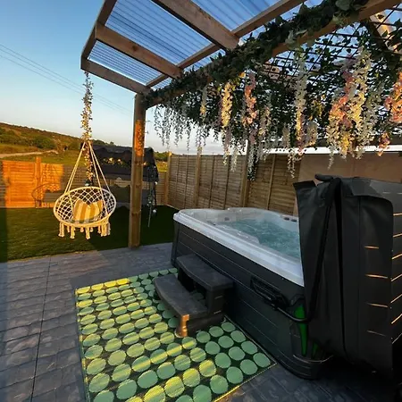 The Garden Pod With Private Hot Tub Chalet