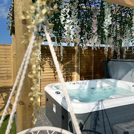 The Garden Pod With Private Hot Tub Chalet *