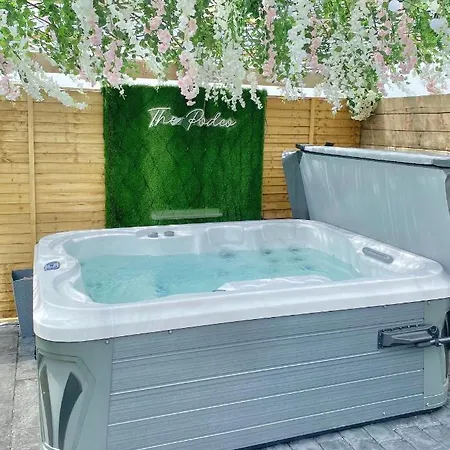 Alpesi faház The Garden Pod With Private Hot Tub *