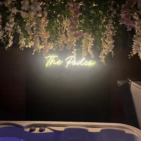 Alpesi faház The Garden Pod With Private Hot Tub *