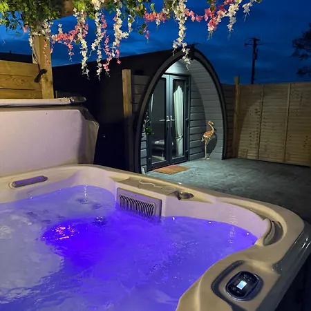 The Garden Pod With Private Hot Tub
