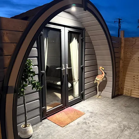 The Garden Pod With Private Hot Tub
