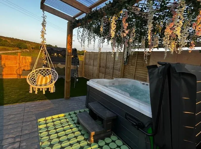 The Garden Pod With Private Hot Tub בקתה