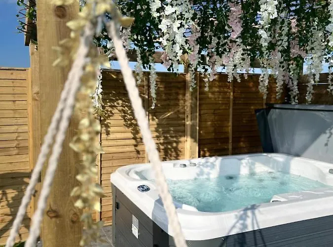 The Garden Pod With Private Hot Tub בקתה *