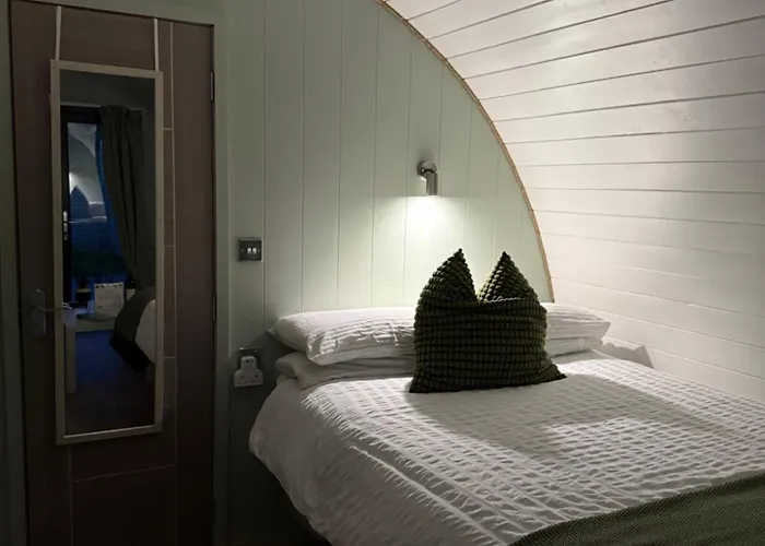 The Garden Pod With Private Hot Tub בקתה *