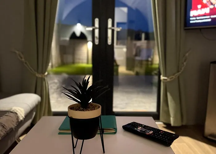 The Garden Pod With Private Hot Tub シャレー Ballymagan