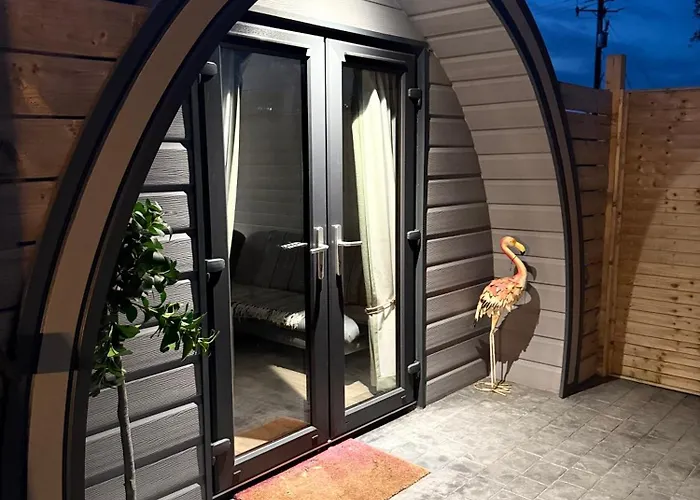 The Garden Pod With Private Hot Tub